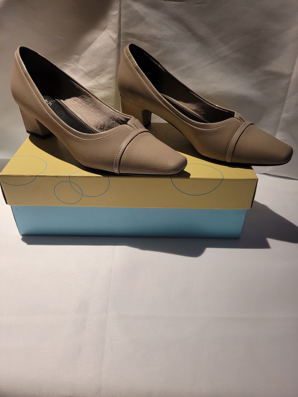 LifeStride Women's Beige Low Block Heel Pumps with Textured Toe Cap Size 8M - Picture 3 of 7